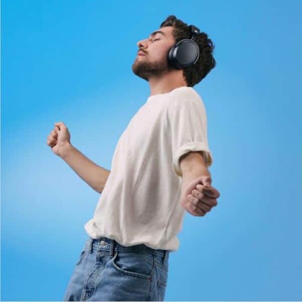 Découvrez le test complet du casque Sennheiser MOMENTUM 4 : réduction de bruit performante et autonomie de longue durée pour une expérience d'écoute inégalée.