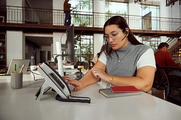Découvrez notre test détaillé du casque Bluetooth Poly Voyager Legend 50 : confort exceptionnel, qualité audio et performances professionnelles analysées en profondeur. 